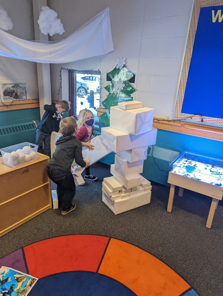 preschoolers building with ice chucks